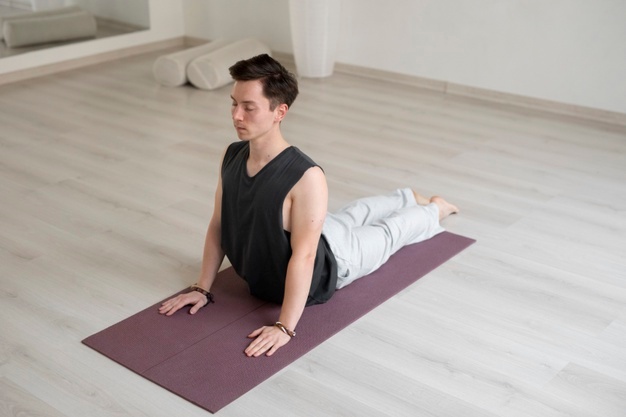homme qui fait du yoga